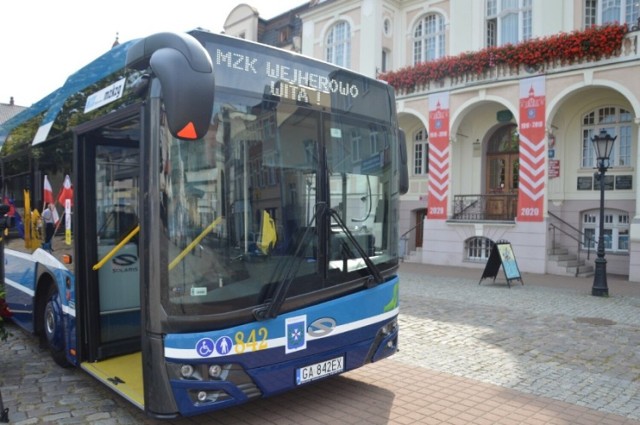 Obowiązują rozkłady ważne w dni powszednie wolne od nauki, tj.:
• autobusy linii 4 i 5 nie będą dojeżdżały do pętli Orle Szkoła,
• na linii 11 nie będą wykonywane kursy z oznaczeniem „s - kursuje tylko w dni nauki szkolnej”,
• nie będzie kursowała linia 14.