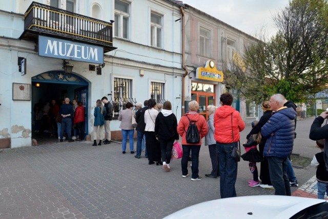 Z początkiem Jędrzejowskiej Nocy Muzeów przed Muzeum Przypkowskich ustawiła się długa kolejka oczekujących.

Zobaczcie kolejne zdjęcia z tego wydarzenia >>>