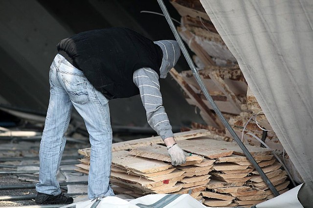 TIR przewrócił się na alei Jana Pawła II, łódzkim odcinku drogi krajowej numer 1.