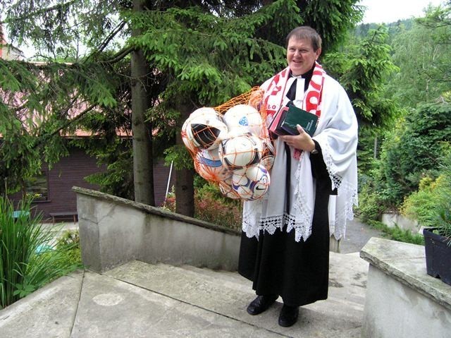 Nabożeństwo w intencji Euro 2012 z piłkami prezydenta Komorowskiego