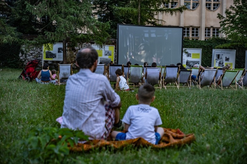 Kraków. Kino w klasztornym ogrodzie. Na leżakach