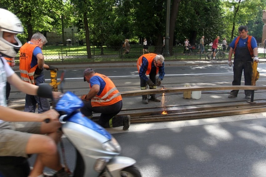 Kraków: wybrzuszyła się szyna na ul. Basztowej. Utrudnienia w ruchu [ZDJĘCIA]