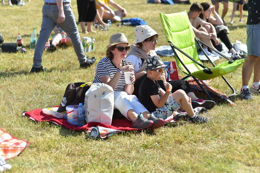 Airshow Leszno 2022 - tłumy widzów w pierwszy upalny dzień pokazów