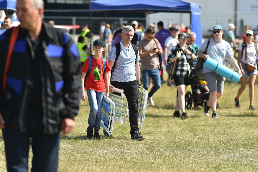 Airshow Leszno 2022 - tłumy widzów w pierwszy upalny dzień pokazów