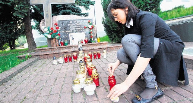 Pod pomnikiem katyńskim piotrkowianie już oddawali cześć ofiarom katastrofy