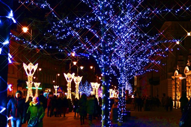 Obowiązkowo w Święta trzeba zobaczyć świąteczną iluminację na ulicach Warszawy. W magiczną krainę zamienił się m.in. Trakt Królewski, Aleje Jerozolimskie czy ul. Ząbkowska.