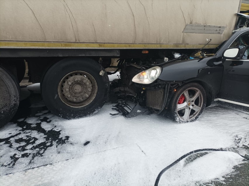 Wypadek na trasie S8 koło Zduńskiej Woli. Zderzenie porsche z ciężarówką