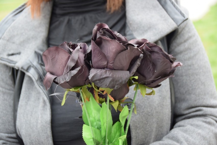 Czarne kwiaty dla Marii Kaczyńskiej. Na znak sprzeciwu wobec zaostrzania przepisów aborcyjnych