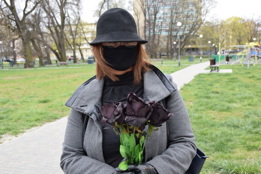 Czarne kwiaty dla Marii Kaczyńskiej. Na znak sprzeciwu wobec zaostrzania przepisów aborcyjnych