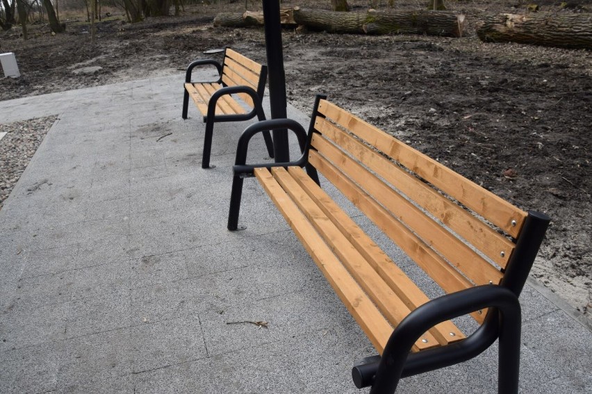 Wandale w łęczyckim parku. Zniszczono ławki przy tężni solankowej 