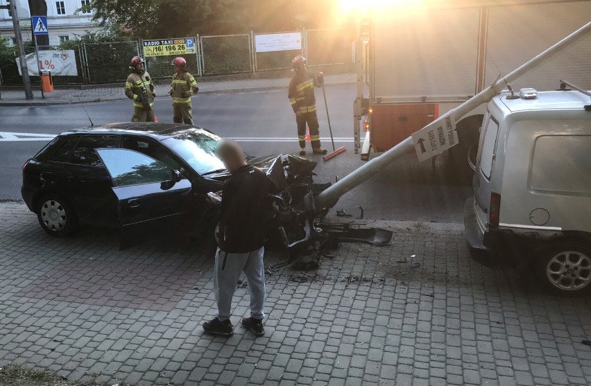 Na ul. Słowackiego w Przemyślu kierujący audi A3 uderzył w latarnię, która następnie spadła na inny samochód [ZDJĘCIA]
