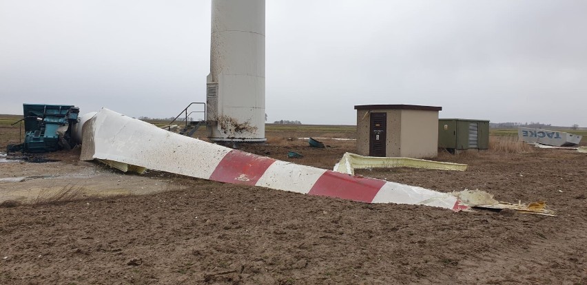 Wichura zniszczyła elektrownię wiatrową w Dmeninie w gm. Kodrąb