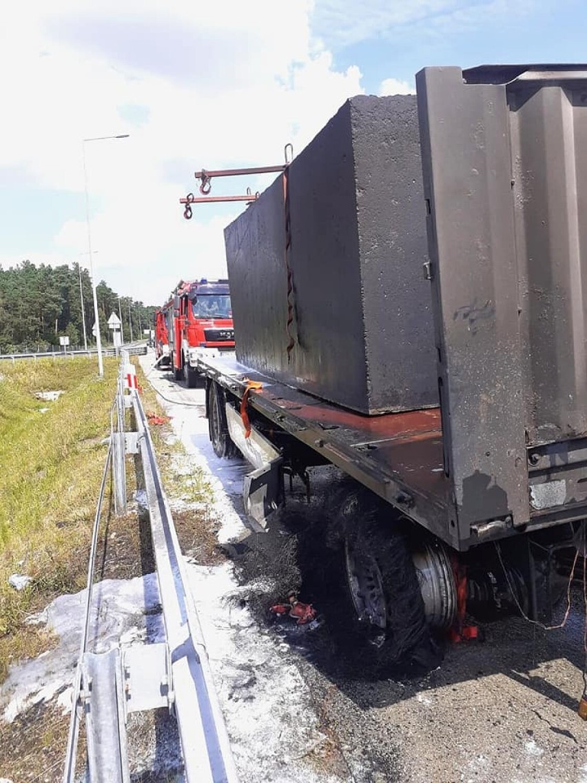 Pożar samochodu ciężarowego na S8 pod Tomaszowem Maz. Pomogli świadkowie zdarzenia