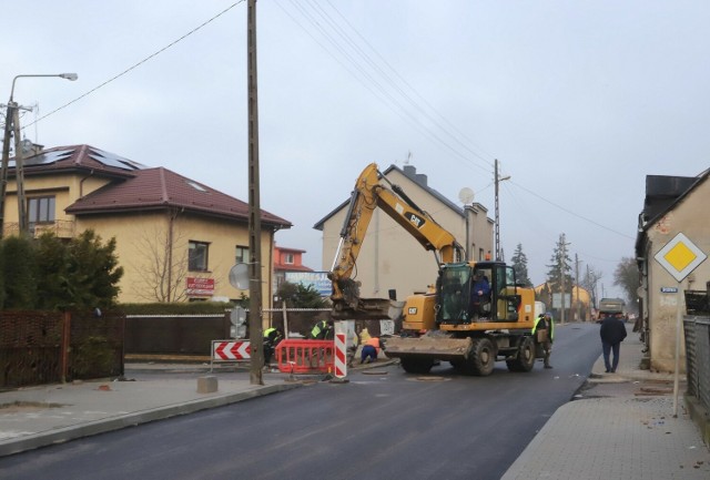 Jest już asfalt na ulicy Cymerysa Kwiatkowskiego w  Radomiu. Dobiegają końca prace przy wymianie kanalizacji.