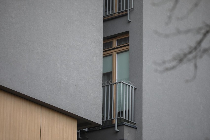 Blok w Krakowie z balkonami położonymi bardzo blisko siebie.