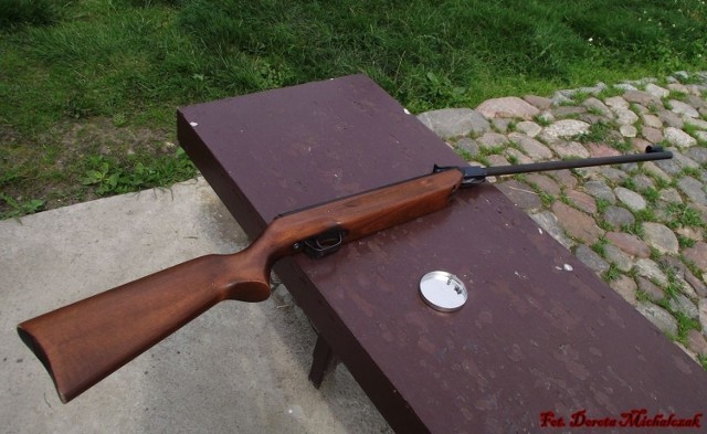 Z tej broni strzelano w ogrodach proboszczowskich, w ramach realizacji programu sportowo - rekreacyjnego Święta Jeziora w Zbąszyniu.
Fot. Dorota Michalczak