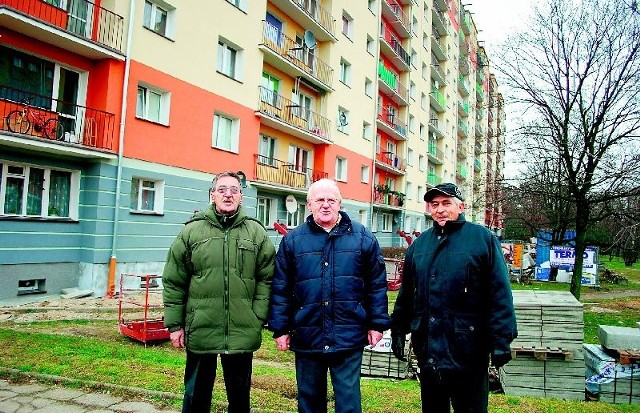 Zarząd wspólnoty ocieplonego bloku (od lewej): Stanisław Baier, Zygmunt Laskowski i Zbigniew Papuga