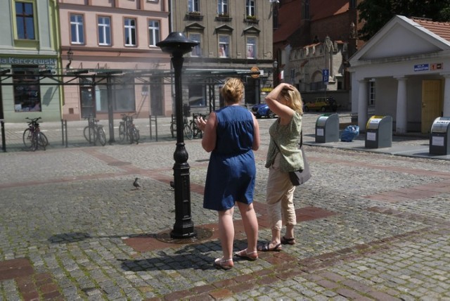 Na Rynku Staromiejskim i Rynku Nowomiejskim stanęły nowe zraszacze. Urządzenia w formie latarni to zakup Toruńskich Wodociągów i zastąpią one ubiegłoroczne kurtyny wodne. Zraszacze będą pracowały od godziny 10:00 do 18:00 i pozwolą nieco ochłodzić się Torunianom.
Trzeci zraszacz stanie niebawem także przy węźle przesiadkowym przy Alei Solidarności.

Czytaj też:
Gdzie aktualnie są burze?
Pogoda na lato 2019: upały, burze i susze