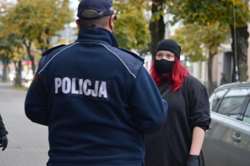 Protest kobiet przed biurami posłanki i senatora PiS w Bełchatowie