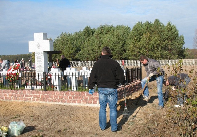 Funkcjonariusze Nadbużańskiego Oddziału Straży Granicznej z Placówki we Włodawie brali udział w akcji porządkowania polskiego cmentarza wojskowego na Ukrainie w miejscowości Mielniki.