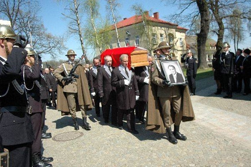 Dziś 12. rocznica tragicznej śmierci Stanisława Zająca. Senator z Jasła zginął w Smoleńsku, w jego pogrzebie uczestniczyły tłumy [ZDJĘCIA]