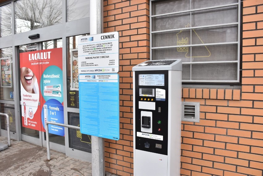 Płatne parkowanie w Malborku. Parkomat pojawił się przy sklepie na Sikorskiego. Mieszkaniec: "Ludzie nie mają gdzie zostawić samochodów"