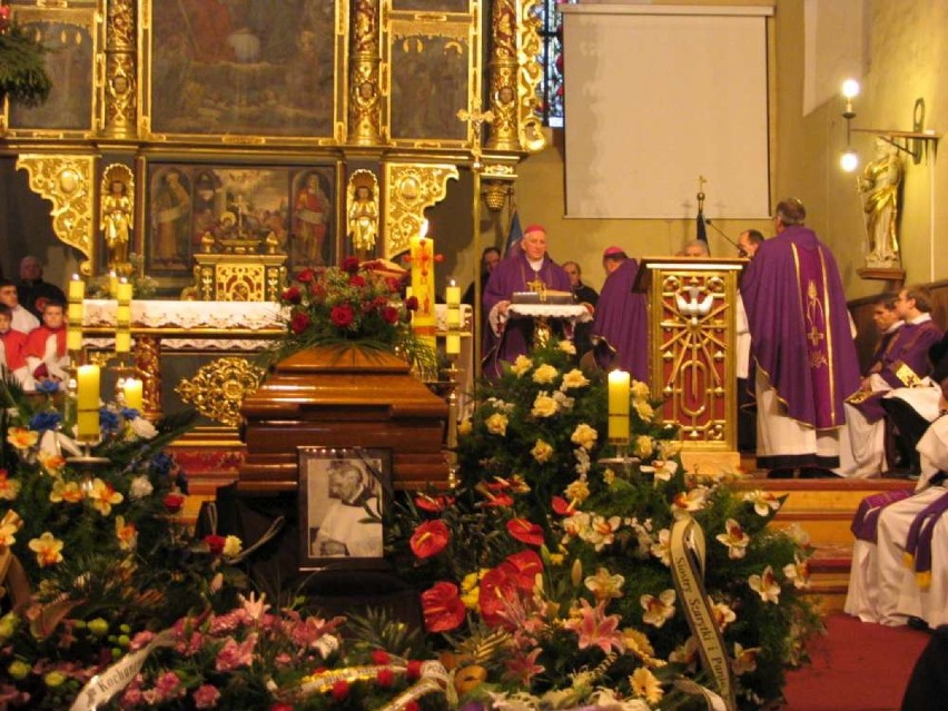 Rocznica śmierci znanego wągrowieckiego kapłana księdza prałata Heliodora Grabiasa. Udział w pogrzebie kapłana w 2007 roku wziął tłum 