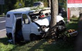 Wypadek w Gomunicach: Bus uderzył w drzewo, cztery osoby ranne [ZDJĘCIA]