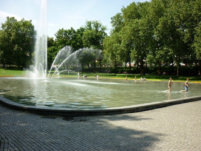 Poznań - Kąpiel w fontannie niebezpieczna dla zdrowia! [ZDJĘCIA]