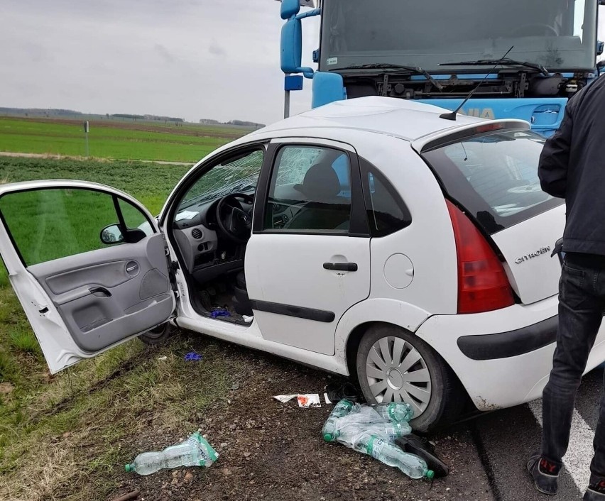 Wypadek w Chrzanowie, na DK 61. Zderzenie samochodu ciężarowego i osobowego, 21.04.2022. Zdjęcia