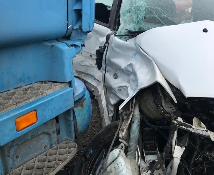 Wypadek w Chrzanowie, na DK 61. Zderzenie samochodu ciężarowego i osobowego, 21.04.2022. Zdjęcia