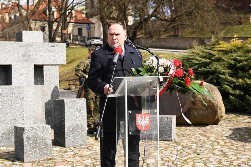 W Sandomierzu upamiętniono Dzień Pamięci Ofiar Terroru Niemieckiego. Przed pomnikiem złożono kwiaty i zapalono znicze. Zobacz zdjęcia