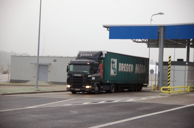 Już pierwszego dnia sporo tirów wjeżdża z autostrady na teren gminy Trzciel i Zbąszyń