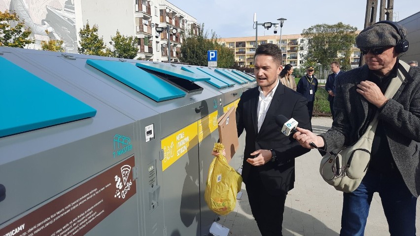 Nowy system segregacji śmieci przy ul. Wojska Polskiego w Śremie. Jest bezdotykowy i ma obniżyć koszty dla mieszkańców