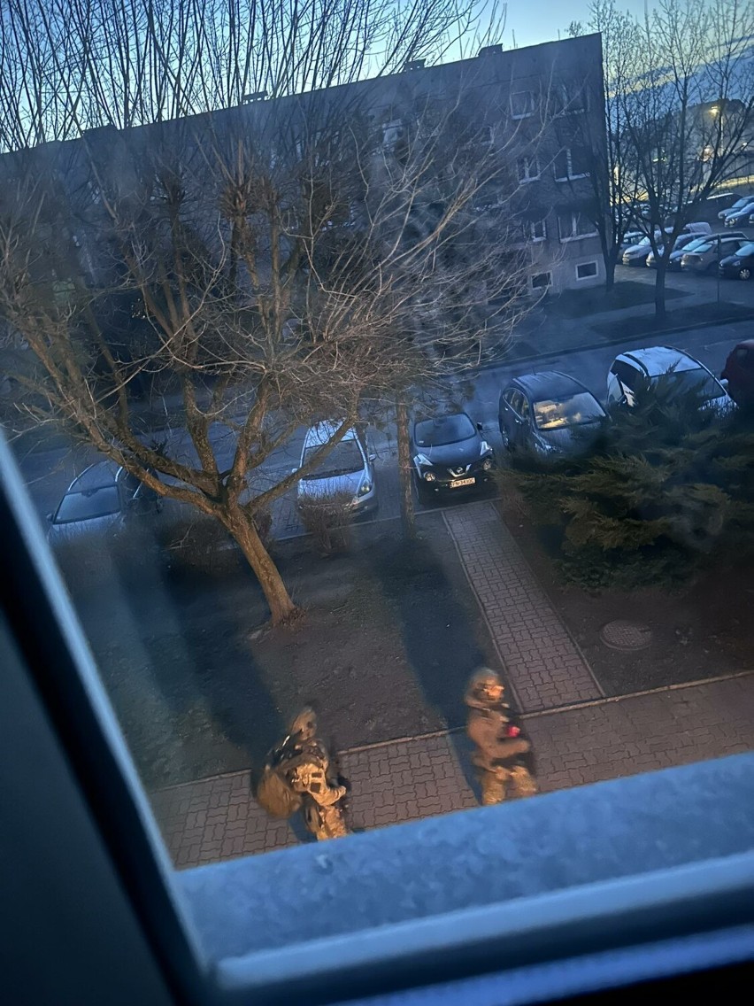 Akcja kontr-terrorystów w Koninie. Funkcjonariusze wyłamali drzwi w jednym z mieszkań. Policjanci pracują na miejscu 