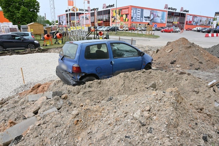 Czy porzucony samochód opóźni najważniejszą inwestycję drogową w Kielcach? Ustalany jest właściciel