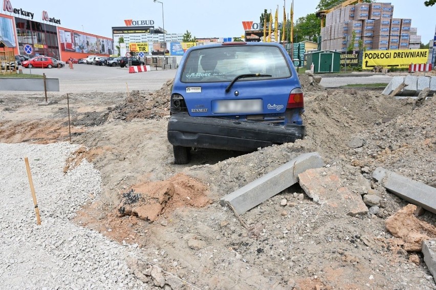 Czy porzucony samochód opóźni najważniejszą inwestycję drogową w Kielcach? Ustalany jest właściciel