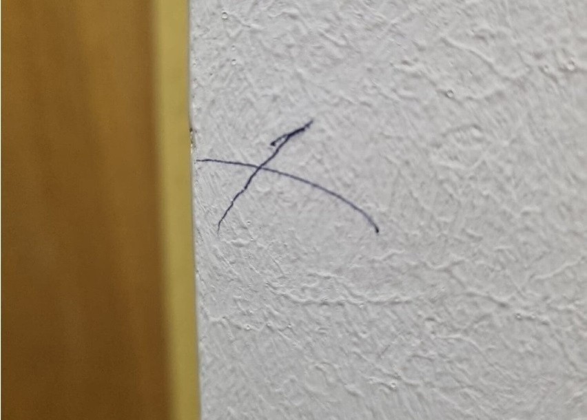 Krzyżyk narysowany na ścianie przy drzwiach oznacza, że jest...