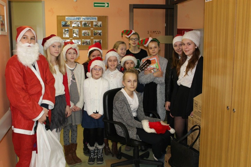 Uczniowie Szkoły Podstawowej nr 11 w Inowrocławiu z charytatywną wizytą w szpitalu [zdjęcia]