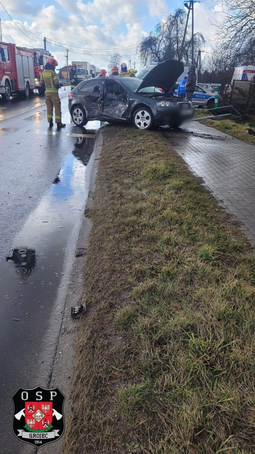 Wypadek na DW 780 w Alwerni. Zderzenie samochodu osobowego z...