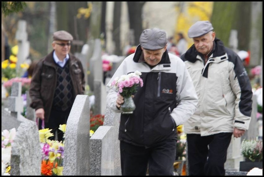 Wałbrzych: Tłok na cmentarzu przy ul. Przemysłowej (zdjęcia i film)