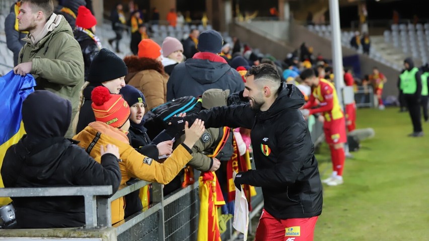 Piłkarze Korony Kielce po meczu z Wisłą Płock byli oblegani przez kibiców. Chętnie pozowali do zdjęć. Trener Kamil Kuzera dumny z zespołu