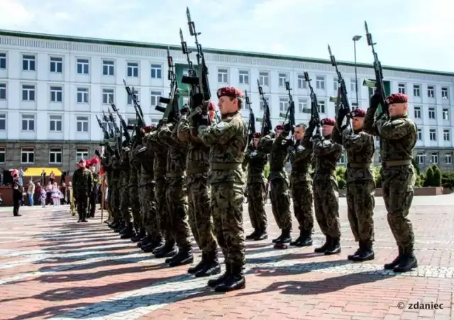 Tu sprawdzisz zdjęcia z obchodów w Gliwicach - KLIKNIJ

Gliwice
W Gliwicach tegoroczne Święto Wojska Polskiego odbędzie się 14 sierpnia na placu Marszałka Piłsudskiego. Uroczystość rozpocznie się o godzinie 19:00 i potrwa do ok. godziny 21:00. Obchody mają upamiętniać zwycięską Bitwę Warszawską z 1920 roku. 

Program wydarzenia:
19.00-19.45 - Msza Święta w intencji żołnierzy i pracowników RON (kościół garnizonowy p.w. Św. Barbary w Gliwicach)
19.45-20.00 - Przemarsz pododdziałów (ul. Kardynała Stefana Wyszyńskiego – plac Piłsudskiego)
20.00 - Uroczysty capstrzyk jednostek wojskowych (pl. Piłsudskiego): Apel Pamięci Oręża Polskiego, salwa honorowa, złożenie wieńców i wiązanek pod pomnikiem Marszałka Józefa Piłsudskiego oraz defilada.

We wtorek 15 sierpnia o godz. 13:00 w Kościele Garnizonowym p.w. Św. Barbary odbędzie się koncert pieśni patriotycznych.