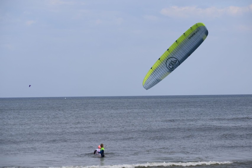 Xiaomi Kite Cup driven by Land Rover. Zawody kitesurfingowe na plaży w Krynicy Morskiej