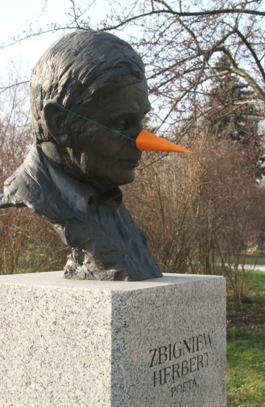 Zbigniew Herbert z pomarańczowym nosem.
