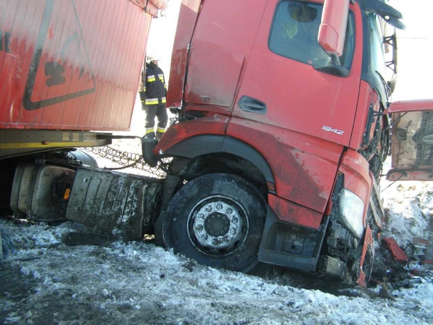 W Dębinie ciężarówka wypadła z drogi krajowej [ZDJĘCIA]. Trasa na krótko była całkowicie zablokowana