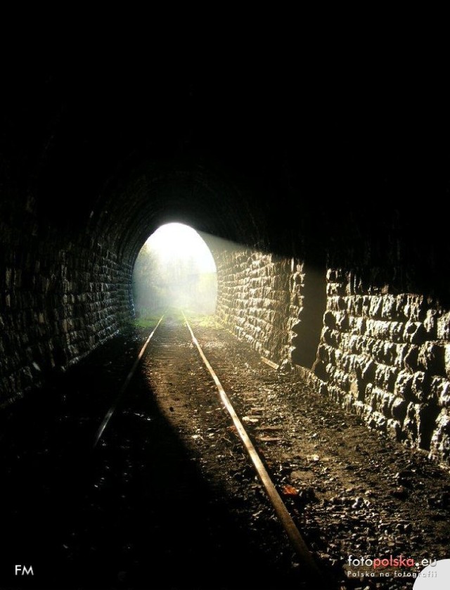 Tunel pod Przełęczą  Kowarską jest jednym z najdłuższych w Polsce. Ma 1025 metrów. Jest szansa, że znowu pojadą tu pociągi.