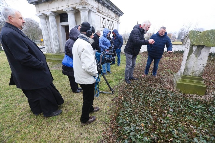 Oporowo. Historia kościoła i wsi zainteresowała telewizję. Ekipa filmowa TVP realizuje materiał na ten temat [ZDJĘCIA]