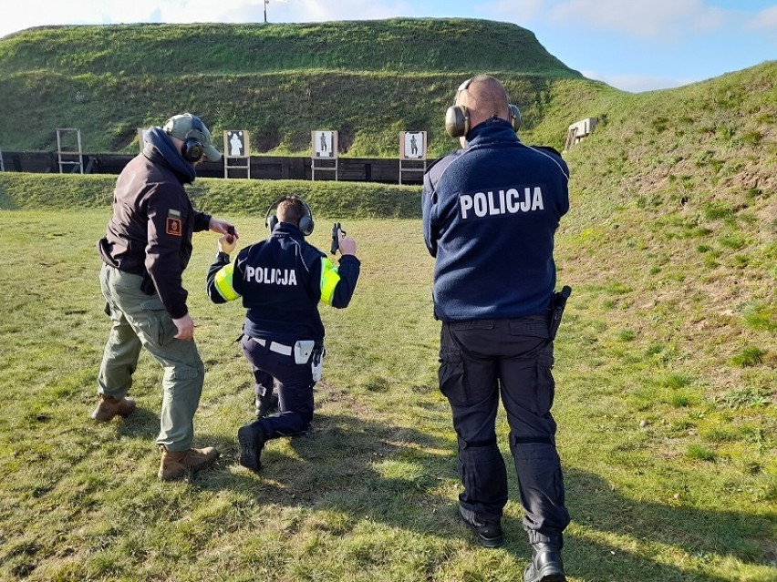 Lęborscy policjanci ćwiczyli na strzelnicy pod okiem instruktorów