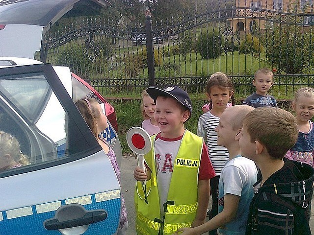 Dzieci mają możliwość zobaczyć również z bliska radiowóz ,...